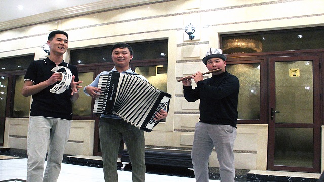 kirgizistanda-gencler-ramazanda-muzik-aletleriyle-gezerek-dua-ve-dilek-icerikl