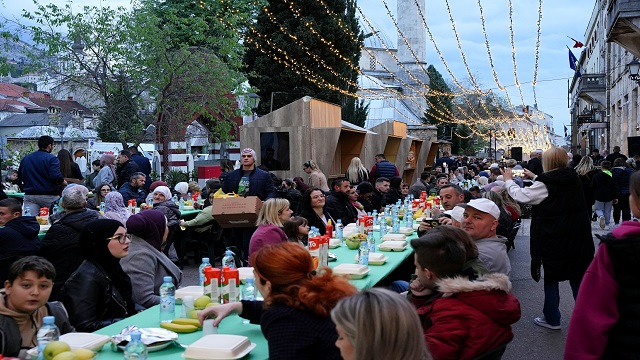 bosna-hersekin-mostar-kentinde-sokak-iftari-duzenlendi