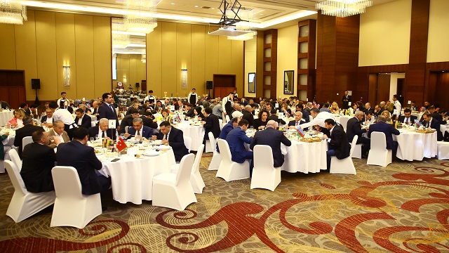 azerbaycanli-ve-turk-is-insanlari-iftar-programinda-bulustu