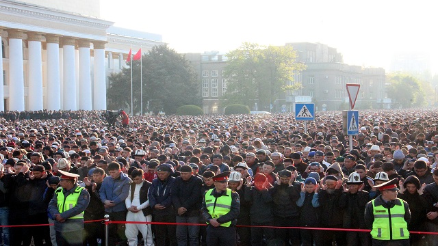 kirgizistanda-ramazan-bayrami-namazi-kilindi