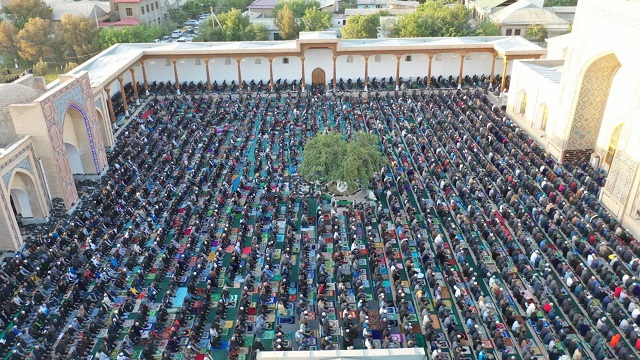 ozbekistanda-ramazan-bayrami-namazi-kilindi