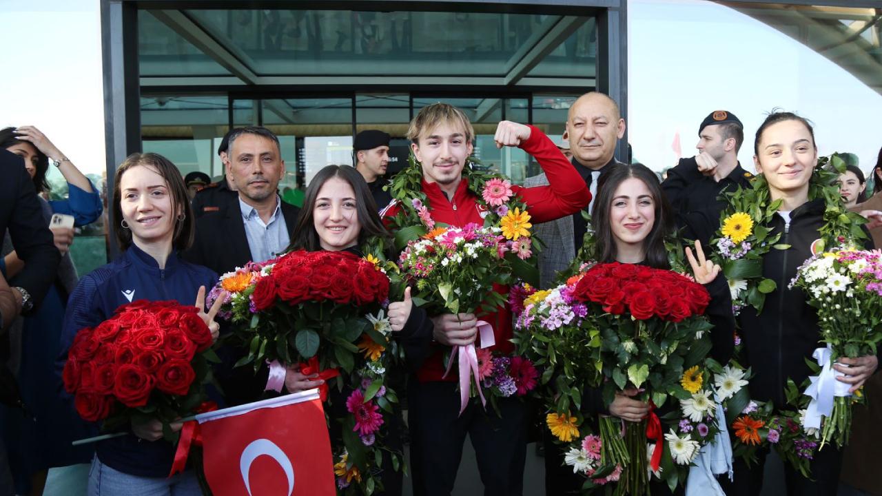 aliyev-ermenistanda-madalya-kazanan-turk-haltercileri-madalya-ile-odullendirdi