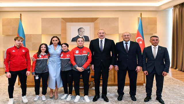 azerbaycan-cumhurbaskani-aliyev-ermenistanda-madalya-kazanan-turk-haltercilerl