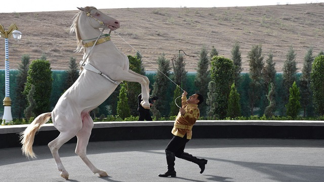 turkmenistan-da-at-bayrami-kutlaniyor