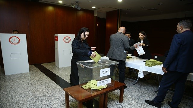 azerbaycandaki-turk-secmenler-sandik-basinda