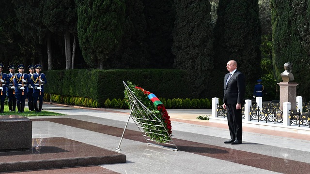 azerbaycan-cumhurbaskani-aliyev-haydar-aliyevin-mezarini-ziyaret-etti