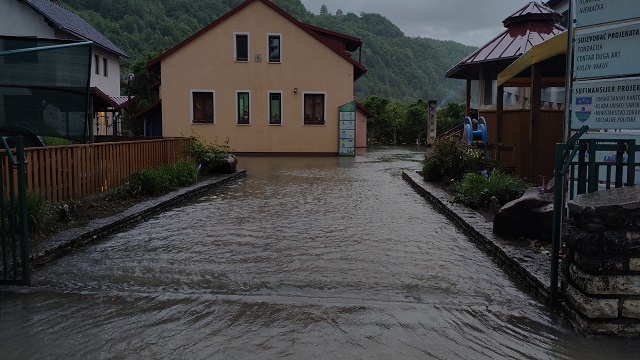 bosna-hersek-ve-hirvatistanda-siddetli-yagislar-sele-neden-oldu