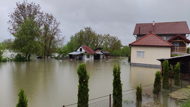 bosna-hersekte-meydana-gelen-selde-yuzlerce-ev-ve-is-yerini-su-basti