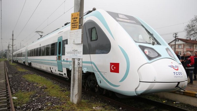 milli-elektrikli-tren-yolculu-seferlerine-bugun-basliyor