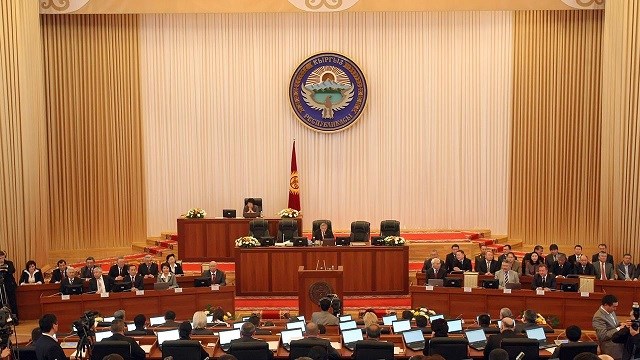 kirgizistan-parlamentosu-kirgizcanin-gelismesini-ve-yayginlasmasini-ongoren-kan