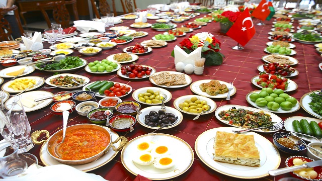 azerbaycanda-dunya-kahvalti-gununde-turk-kahvaltisi-tanitildi