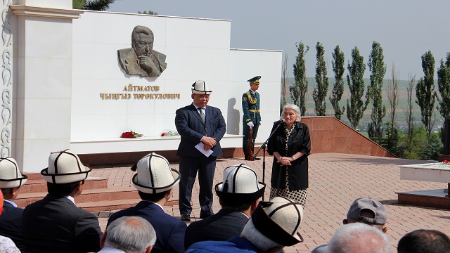 kirgiz-yazar-cengiz-aytmatov-mezari-basinda-anildi