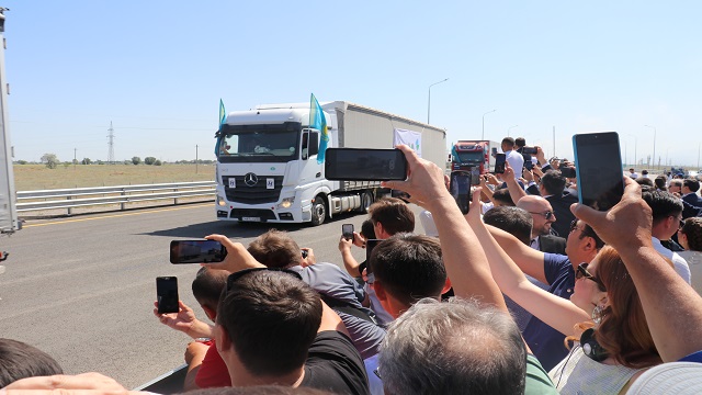 kazakistanda-turk-firmalarinca-yapilan-ulkenin-ilk-cevre-yolu-trafige-acildi