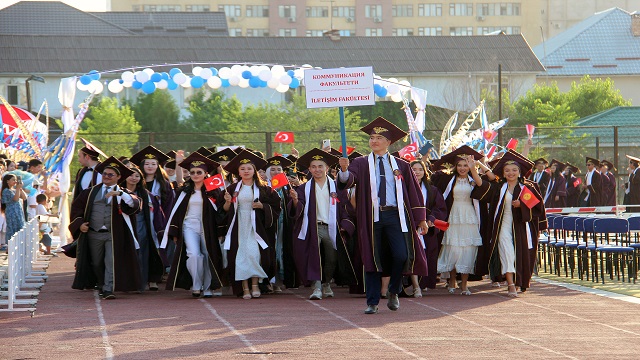 kirgizistan-turkiye-manas-universitesinde-mezuniyet-toreni-duzenlendi