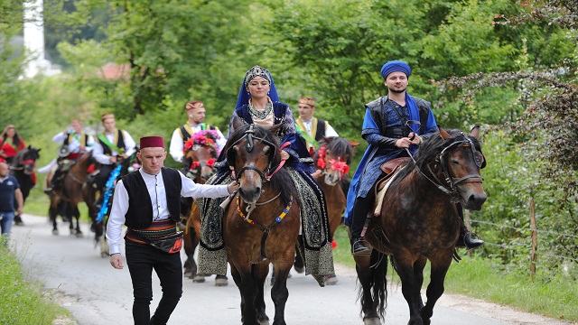 bosna-hersekte-513uncu-ayvaz-dede-senliklerine-katilacak-atlilar-karauladan