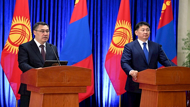 kirgizistan-cumhurbaskani-sadir-caparov-un-mogolistan-a-gerceklestirdigi-resmi-z
