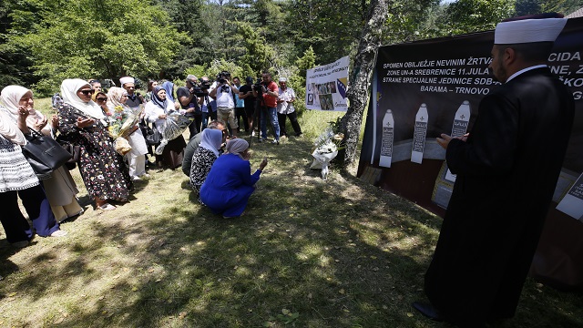 bosna-hersekteki-savasta-kursuna-dizilen-srebrenitsali-6-genc-dualarla-anildi