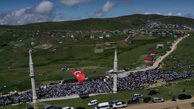 ustu-acik-tarihi-camide-cuma-namazi-gelenegi-devam-ettiriliyor