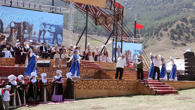 kirgizistanda-kimiz-festivali-yogun-katilimla-gerceklesti