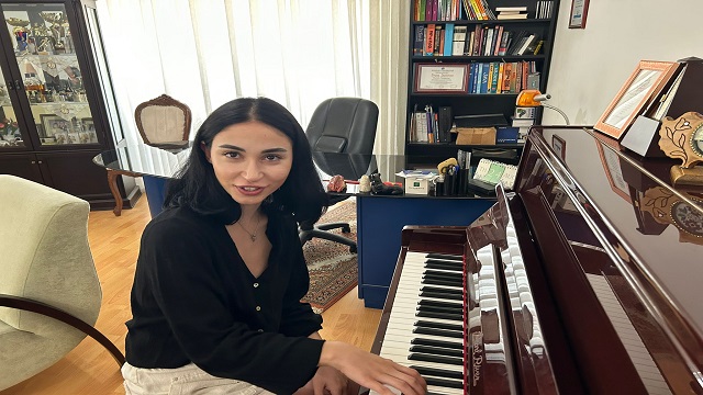 kirgizistandaki-muzik-festivalinin-birincisi-begum-tekakpinar-kktcnin-tanitim