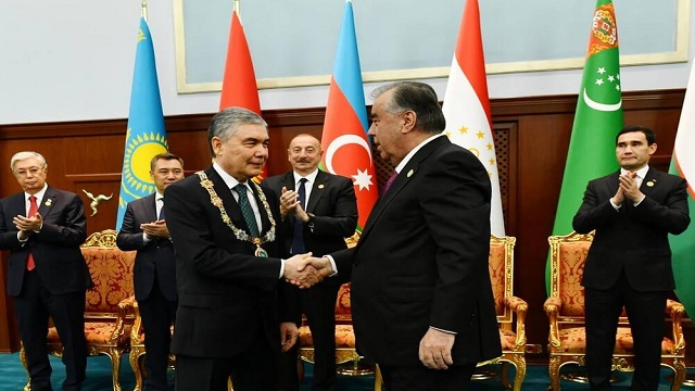 turkmenistan-milli-lideri-berdimuhamedov-a-onur-nisani-takdim-edildi