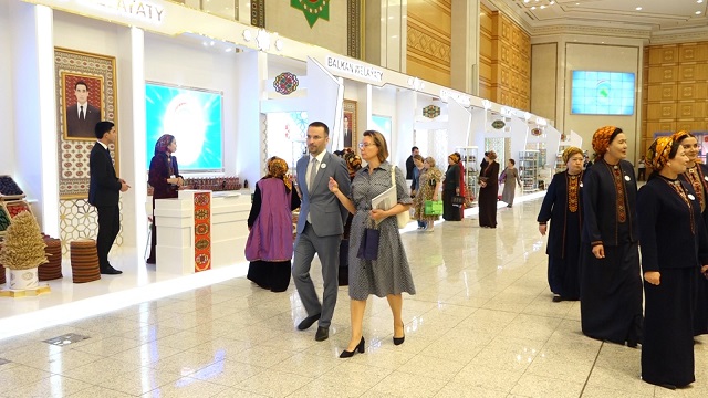 turkmenistan-in-bagimsizliginin-32-yil-donumune-ithafen-askabat-ta-turkmen-fir