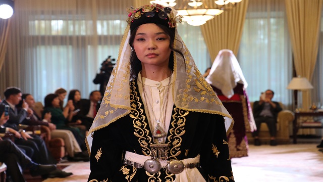 kazakistanda-turkiyenin-farkli-yorelerinin-geleneksel-kiyafetleri-tanitildi