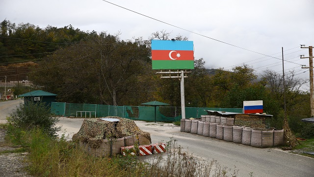 karabag-daki-rus-baris-gucu-askerlerinin-bosalttigi-noktalarda-azerbaycan-polisi