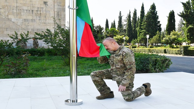 azerbaycan-cumhurbaskani-aliyev-hankendi-ve-hocalida-azerbaycan-bayragini-gond