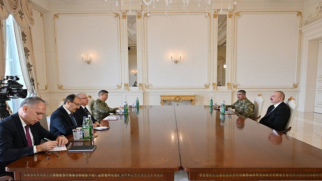 azerbaycan-cumhurbaskani-aliyev-milli-savunma-bakani-guleri-kabul-etti