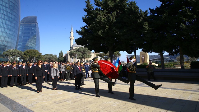 baku-turk-sehitliginde-turkiye-cumhuriyetinin-100-yili-dolayisiyla-toren-duze