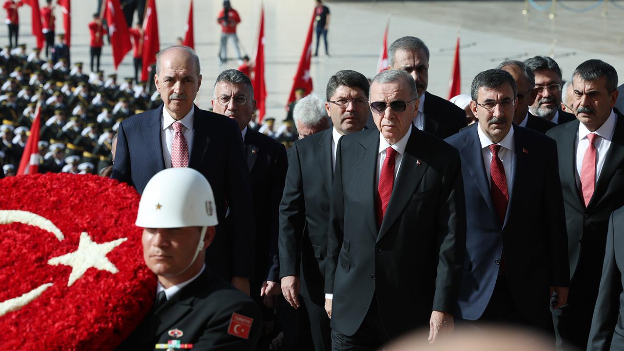 cumhurbaskani-erdogan-ve-devlet-erkani-atanin-huzurunda
