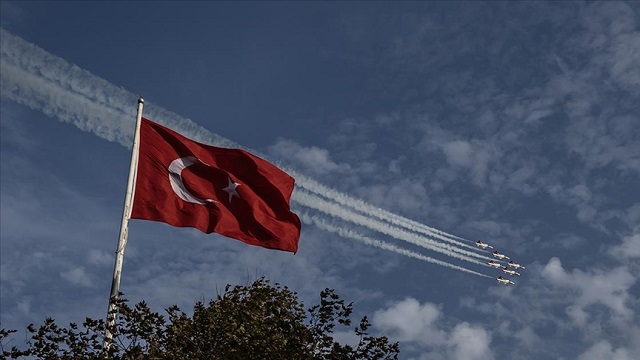 istanbul-bogazi-semalarinda-soloturk-ve-turk-yildizlarindan-cumhuriyetin-100