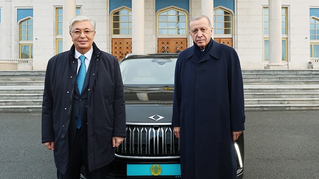 cumhurbaskani-erdogan-kazakistan-cumhurbaskani-tokayeve-togg-hediye-etti