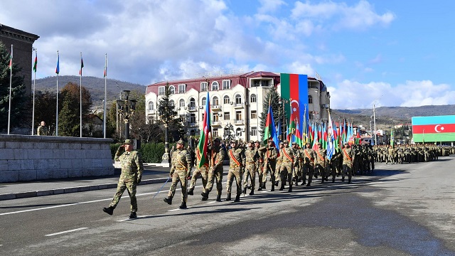 azerbaycanin-karabag-zaferinin-yil-donumu-hankendide-askeri-gecit-toreniyle-k