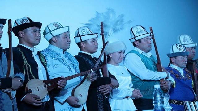 kirgizistan-da-ulkenin-en-iyi-ozan-ve-asiklarini-bir-araya-getiren-geleneksel-u
