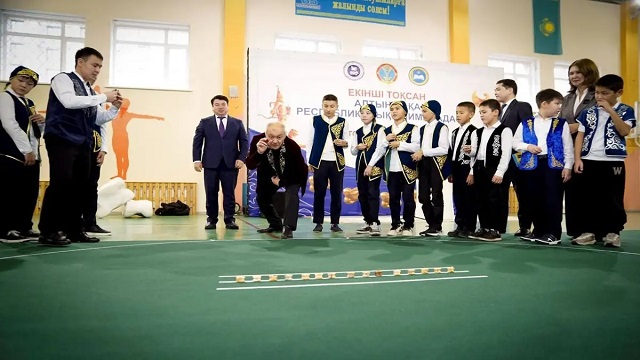 kazakistanda-2-milyon-kisi-ayni-anda-geleneksel-asik-atu-oyununu-oynadi