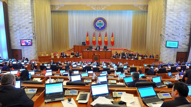 kirgizistan-meclisi-ulke-bayraginda-degisiklik-ongoren-tasariyi-oyladi