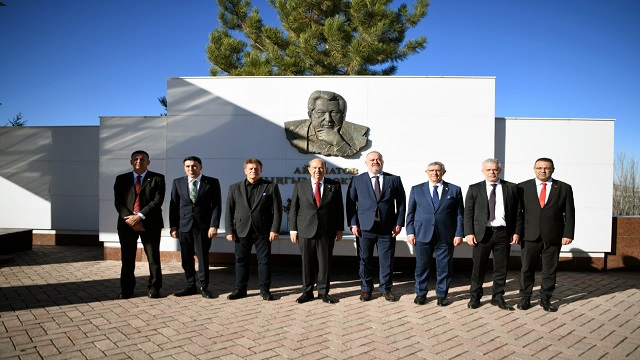 kktc-cumhurbaskani-tatar-kirgiz-yazar-aytmatovun-kabrini-ziyaret-etti