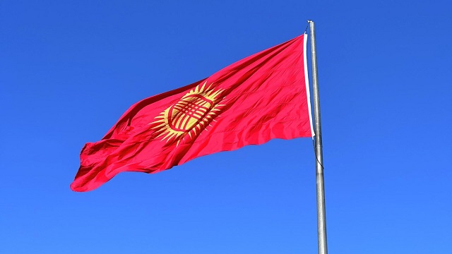 kirgizistanin-yeni-bayragi-meydanlari-suslemeye-basladi