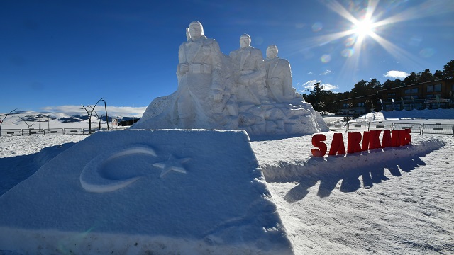 sarikamis-sehitleri-anisina-yapilan-kardan-heykeller-ziyaretcilerine-duygusal