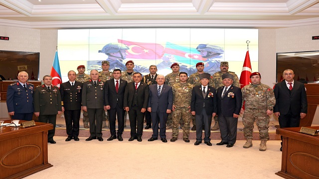 milli-savunma-bakani-guler-azerbaycanli-gazileri-kabul-etti