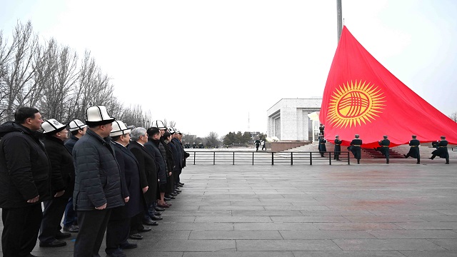 kirgizistanda-tasariminda-degisiklik-yapilan-ulusal-bayrak-biskekte-gondere-c