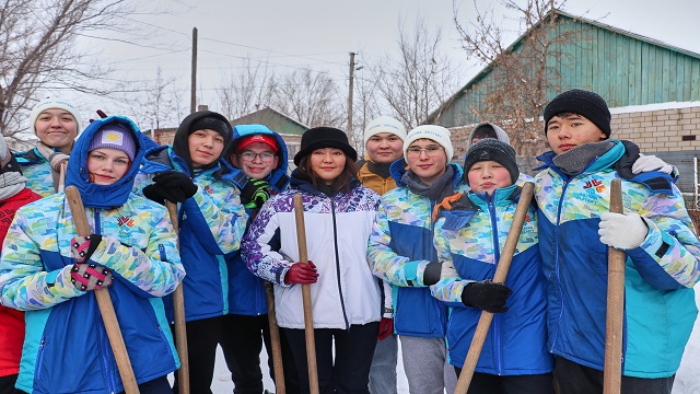 kazakistanda-genc-gonulluler-kimsesiz-yaslilarin-evlerinin-etrafindaki-karlari