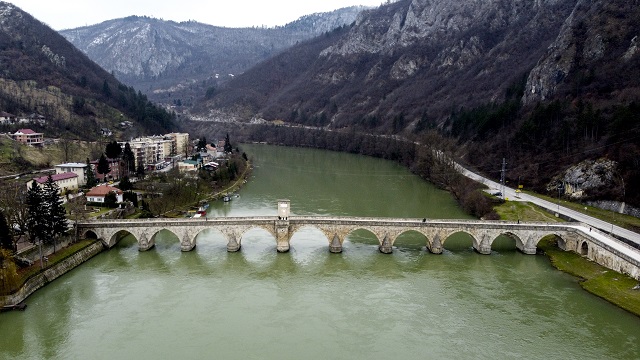 bosna-hersekte-drina-nehrindeki-osmanli-hatirasi-sokullu-mehmed-pasa-koprusu