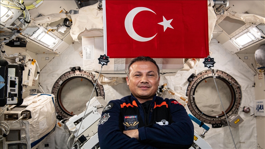 turkiyenin-ilk-astronotu-gezeravcidan-uzayda-teknofest-pozu