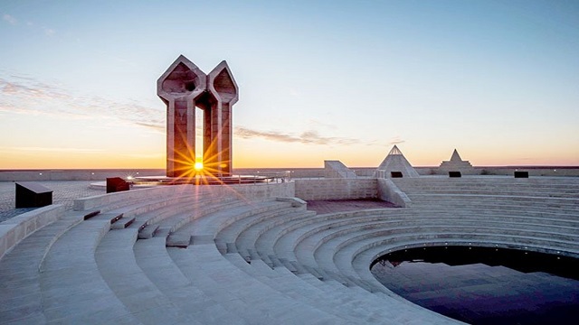 dede-korkut-un-anit-kompleksi-yerli-ve-yabanci-turistlerin-ilgisini-cekiyor