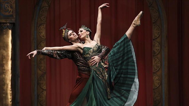 klasik-balenin-basyapitlarindan-la-bayadere-ankarada-promiyer-yapti