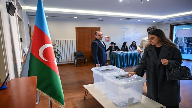 azerbaycan-vatandaslari-cumhurbaskani-secimi-icin-istanbulda-sandik-basina-gitt
