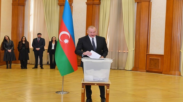azerbaycan-cumhurbaskani-aliyev-hankendide-oy-kullanmasinin-siyasi-ve-sembolik